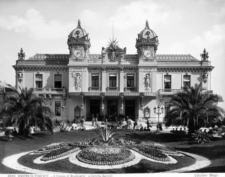 Gevel van het Montecarlo Casino. Een menigte mensen animeert de trap bij de ingang