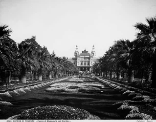 Vooraanzicht van het Casino van Montecarlo gezien vanaf de tuinzijde