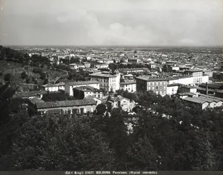 Panorama van Bologna met enkele fabrieken en een heuvel