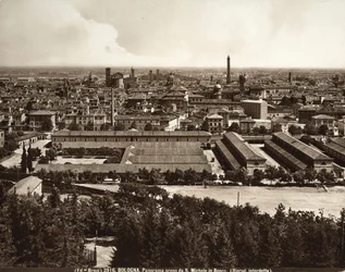 Panorama van de stad Bologna: uitzicht vanaf San Michele in Bosco.