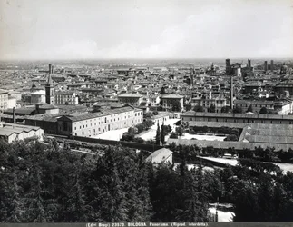 Panoramisch uitzicht op Bologna met fabrieken en een plein.