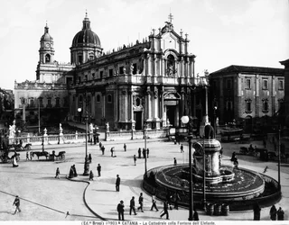Piazza del Duomo in Catania, met de kathedraal gewijd aan Sint Agatha en de Olifantenfontein, ca. 1900