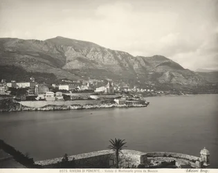 Uitzicht op Montecarlo, resort met uitzicht op de Ligurische Zee. De Maritieme Alpen rijzen op de achtergrond. De foto is genomen vanuit Monaco