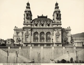 Uitzicht op de gevel van het Montecarlo Theater, ontworpen door Charles Garnier. Monaco