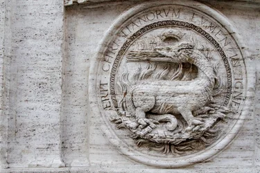 Wapen op gevel van de St. Louis van Franse kerk