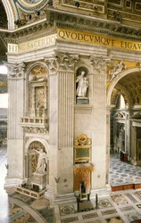 Decoraties door Gian Lorenzo Bernini op eerste pilaar rechts, een van vier pilaren die de koepel van de Sint-Pietersbasiliek ondersteunen, Rome, Vaticaanstad