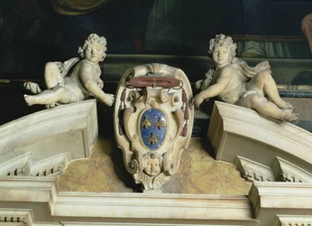 Interieur van de Barberini-kapel, detail van een decoratief fronton met twee cherubijnen die een wapenschild dragen, marmer en lapis lazuli