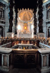 Aanzicht van het baldakijn van het hoofdaltaar, ontworpen door Gian Lorenzo Bernini (Bernini), Sint-Pietersbasiliek (Basilica San Pietro) in Rome, Italië