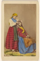 [Oudere vrouw doet het haar van een jongere vrouw].