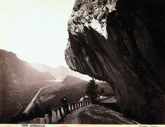 Een weg in de Brünigpass-bergen, in Zwitserland