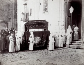 Begrafenisstoet van de Congregatie van San Francesco in Napels. Op de voorgrond, voor een kerk, begeleiden talrijke 