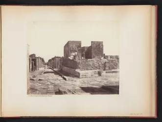 Gezicht op de Tempio della Fortuna Augusta te Pompeï, Italië