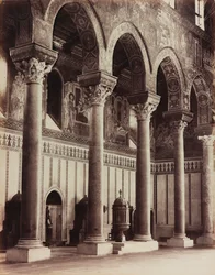 Binnenaanzicht van de kathedraal van Monreale, zicht op het gangpad