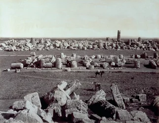 Panorama van de overblijfselen van de Tempel van Minerva en de Tempel van Apollo in Selinunte. Er is een man te paard tussen de ruïnes van de archeologische site