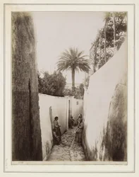 Vrouwen en kinderen in een steeg op Capri