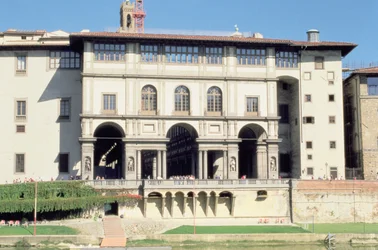 Gevel van de Uffizi-galerij aan de Arno