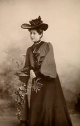 Portret van elegante dame met hoed