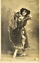 Ansichtkaart: Zomer Alcazar - Portret van juffrouw Birks, Music Hall artiest