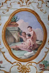 Gastverblijven, de Kamer van de Putti, medaillon met putti: "Drie putti en een kar"
