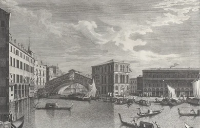 De Rialtobrug, Venetië, met boten en gondels in het water