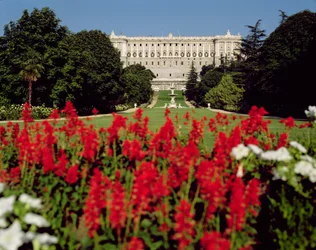 Palacio Real vanuit de tuinen, begonnen in 1738
