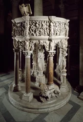 Stoel. Marmeren sculptuur door Giovanni Pisano (1248-1314). 1302-1311 Kathedraal van Pisa (Duomo di Santa Maria Assunta di Pisa), Italië