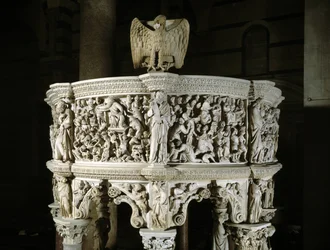 Overzicht van het bovenste deel van de preekstoel gerealiseerd door Giovanni Pisano (1248-1314) (Detail van de reliëfs van de marmeren preekstoel) 1302-1311 Kathedraal van Pisa (Duomo di Pisa), Italië