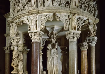 Theologische deugden en Hercules aan de linkerkant (detail) van gebeeldhouwde groepen die de preekstoel ondersteunen. Marmeren sculptuur door Giovanni Pisano (1248-1314). 1302-1311 Kathedraal van Pisa (Duomo di Santa Maria Assunta di Pisa), Italië