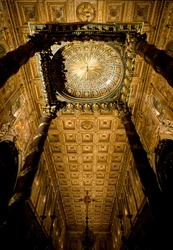 Zicht op het plafond met houten kisten gemarkeerd en verguld door Giuliano da Sangallo en hoofdaltaar gemaakt door architect Ferdinando Fuga. Basiliek van Santa Maria Maggiore, Rome