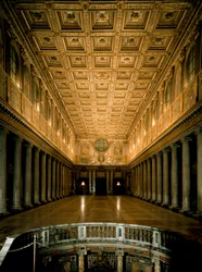 Zicht op het centrale schip en het plafond met houten cassetteplafond gemarkeerd en verguld door Giuliano da Sangallo (ca. 1445-1516). Basiliek van Santa Maria Maggiore (Heilige Maria Major), Rome