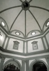 Gezicht op de achthoekige sacristie gebouwd naar een ontwerp van Giuliano da Sangallo
