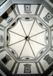 Zicht op de achthoekige sacristie gebouwd naar een ontwerp van Giuliano da Sangallo (1445-1516)