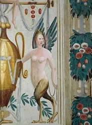 Grote decoratie met harpijfiguren