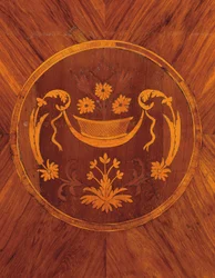 Detail van de Zijkant van een Noord-Italiaanse Tulpenhout, Rozenhout, Fruitwood en Marqueterie Commode