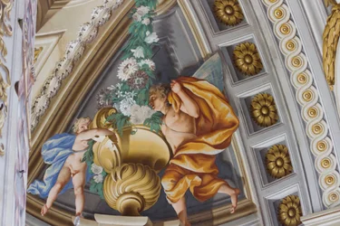 Gevleugelde efeben, centrale hal met fresco