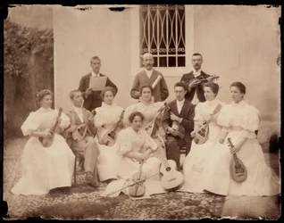 Groepsportret van zittende muzikanten, c.1900