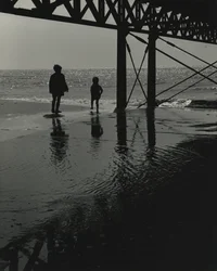 Twee kinderen spelen op het strand