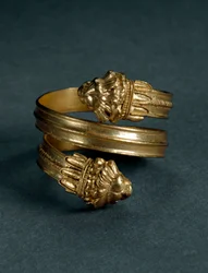 Kunst van Magna Graecia: gouden ring met leeuwenprotomen. Eind 4e-begin 3e eeuw v.Chr. Uit Tarente, Italië. Tarente, Museo Archeologico Nazionale