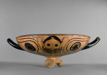 Attische zwartfigurige beker versierd met een Gorgonenhoofd tondo omringd door zes liggende mannen die een symposium bijwonen, in de stijl van de Andocides-schilder, ca. 500 v.Chr. (keramiek)