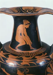 Hurkende vrouw die haar sandaal vastmaakt, detail van de hals van een Attische roodfigurige amphora, gemaakt door Pamphaios en geschilderd door Oltos, c.510-500 v.Chr.