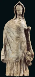 Beeldje van een vrouw met een chiton en een himation die haar hoofd bedekt, mogelijk van Myrina, Klein-Azië, 250-200 v.Chr.