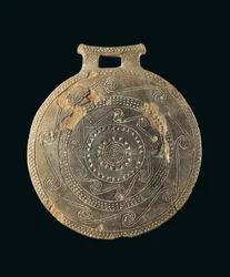 Koekenpan vaartuig met lopende spiralen en driehoeken, van Euboea (Evvoia) Vroege Cycladische I-II Periode, Kampos Fase (2800-2700 v.Chr.)