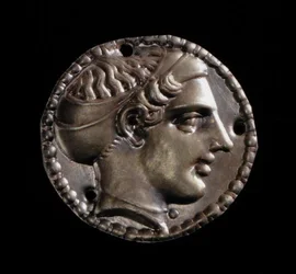 Gouden applique vrouwelijke hoofd met een sakos, uit Kerch, 5e eeuw