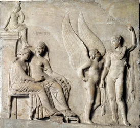 Griekse kunst: ‘Paris, prins van Sparta, verleidt Helena van Troje; Aphrodite is afgebeeld’. Marmeren reliëf naar een Grieks origineel. 1e eeuw v.Chr. Museo Archeologico Nazionale, Napels