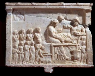 Griekse kunst: reliëf dat een banketscène voorstelt, 300 v.Chr. Mantua, Palazzo Ducale, Coll statuaria, inv nr 6684, Italië