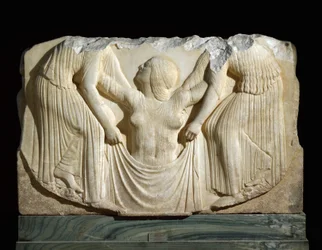 Griekse kunst: ‘De geboorte van Venus, die ondersteund door de Horen uit de golven oprijst’ Reliëf van de Ludovisi-troon, uit Lokroi. 460-450 v.Chr. - Museo Nazionale Romano (Palazzo Altemps) - Magna Graecia (Groot-Griekenland): Ludovisi-troon; de