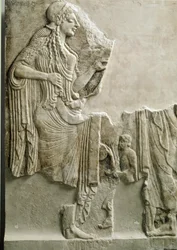 Griekse oudheid: een familie brengt een offer aan de godin Athena. Laag reliëf. 550 v.Chr. Van de acropolis van Athene. Athene, Acropolis Museum