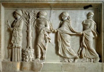 Griekse kunst: bas-reliëf met drie nimfen die een jonge vrouw volgen. 2e eeuw v.Chr. Athene, Piraeus Museum
