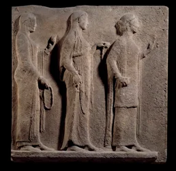 Griekse kunst: plaquette van de passage van de Theores: gezicht dat de gratiën voorstelt. Laag marmeren reliëf van het eiland Thasos in Griekenland. 480 v.Chr. Parijs, Louvre Museum