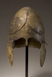 Helm met fallische appliqué, Chalcidisch, 5e-4e eeuw v.Chr.